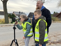 Kinder verteilten Dankzettel oder Denkzettel – je nach Tempo.