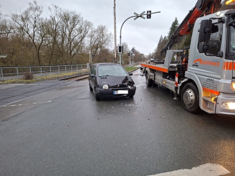 Im Bereich der abknickenden Vorfahrtstraße kam es am 1. Januar 2026 zu einem Zusammenstoß zwischen einem Renault und einem Tesla.