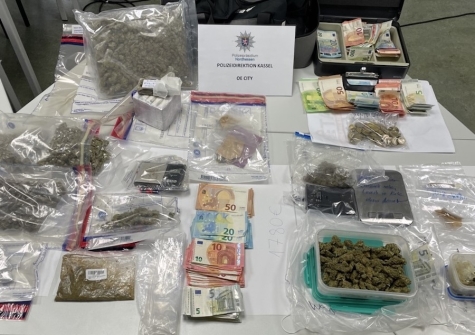 Sichergestellt wurden fast zwei Kilogramm Marihuana und Haschisch sowie fast 4.000 Euro mutmaßliches Drogengeld.