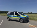 Nach dem Vorfall am 6. April 2026 fuhr ein blauer Kleinwagen nach Angaben der Polizei von der Unfallstelle davon.