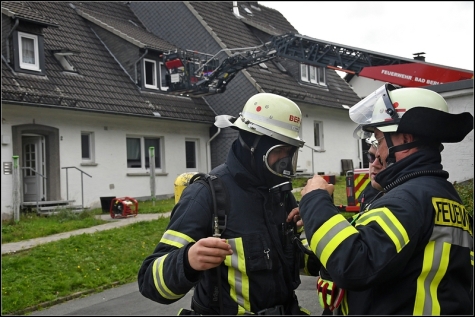 Die Feuerwehr musste nur noch mit Kleinlöschgerät eingreifen. Die Kameraden gingen unter schwerem Atemschutz vor. 