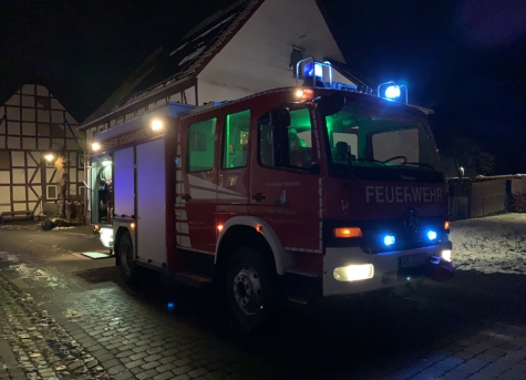 Am Montagabend (5. Dezember 2022) wurden die Einsatzkräfte aus der Kernstadt gegen 22.30 Uhr zu einem Fahrzeugbrand in die Straße "Niedere Stadtmauer" alarmiert.