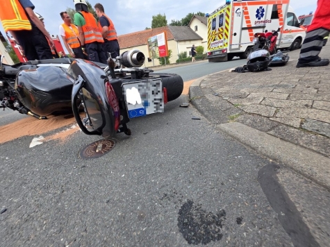 Nach einem Verkehrsunfall zwischen zwei Motorrädern unterstützte die Feuerwehr Sachsenhausen am 15. August 2026 den Rettungsdienst.