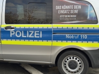 Polizei sucht ein schwarzes Fahrzeug, das am 9. Dezember 2025 beschädigt wurde.