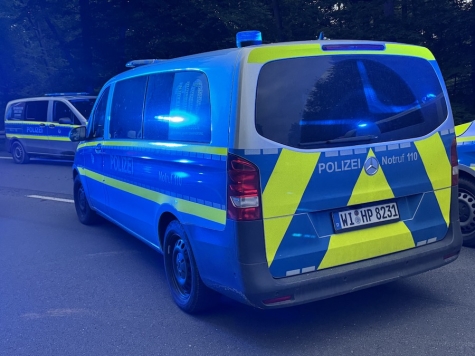Die Kriminalpolizei Kassel hat die Ermittlungen übernommen. Eine Fahndung nach dem bislang unbekannten Mann läuft.