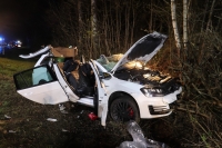 Bei einem schweren Unfall auf der B 64 zwischen Höxter und Godelheim landeten am 27. März 2026 ein Gefahrgutzug und ein VW Golf im Graben.