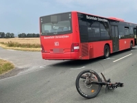Beim Abbiegen in einen Wirtschaftsweg stieß die 16-Jährige am 30. Juli 2026 mit einem Linienbus zusammen.