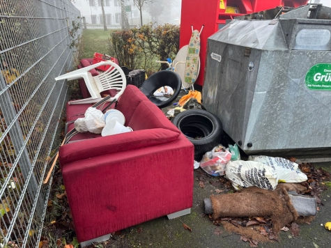 Am Danziger Platz und am Kegelberg räumten Teams des Betriebshofs widerrechtlich abgeladenen Sperrmüll.