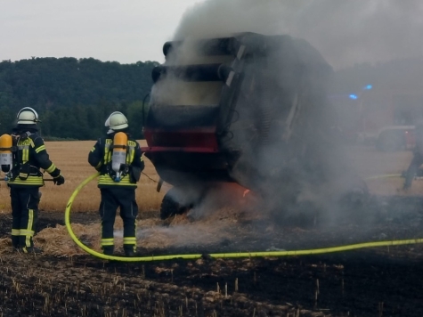 Auf einem Feld an der B 7 in Fahrtrichtung Brilon geriet am 13. Juli 2026 eine Strohballenpresse in Brand.