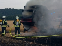 Auf einem Feld an der B 7 in Fahrtrichtung Brilon geriet am 13. Juli 2026 eine Strohballenpresse in Brand.