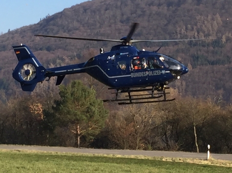 Ein Polizeihubschrauber war am 1. November 2022 im Luftraum über Waldeck-Frankenberg  im Einsatz.