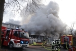 Dichter Rauch steigt aus dem brennenden Hotelgebäude in Brakel auf.