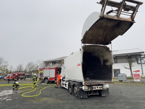 Der Fahrer eines Müllfahrzeugs reagierte schnell, als beim Einladen von Abfall ein Feuer entstand. Durch seinen geistesgegenwärtigen Einsatz blieb das Fahrzeug unbeschädigt, die Feuerwehr löschte die brennende Ladung sicher ab.