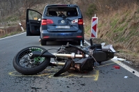Der junge Motorradfahrer fuhr auf einen haltenden Pkw auf und wurde schwer verletzt. 