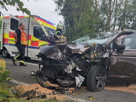 Auf der B 251 zwischen Ippinghausen und Freienhagen prallte ein VW Touran am 21. August 2026 frontal gegen einen Baum.
