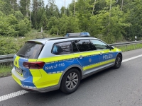 Die Polizei sucht Zeugen einer Verkehrsunfallflucht in der Straße Heumarkt: Zwischen Dienstag, 1. Juli, 13 Uhr, und Montag, 7. Juli, 17 Uhr wurde ein schwarzer VW Lupo am rechten hinteren Radkasten beschädigt