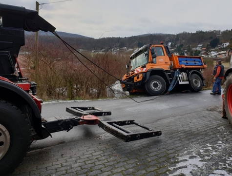 Ein Streufahrzeug musst am 18. Januar 2021 in Bringhausen gesichert werden. 