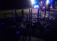 In Bad Wildungen brannte in der Nacht von Mittwoch auf Donnerstag ein Mülltonnenunterstand.