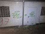 Unbekannte Täter besprühten eine Hauswand mit Graffiti-Schriftzügen und hinterließen Schaden.