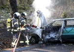 Feuerwehrmänner löschen brennenden Audi