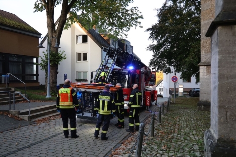 Am 1. Oktober 2025 führten speziell geschulte Maschinisten den Rettungskorb sicher durch das Astwerk; die patientenorientierte Rettung war zügig abgeschlossen.