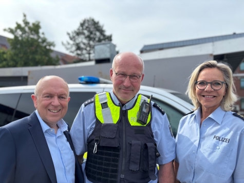 v.l.n.r.: Landrat und Behördenleiter Christoph Rüther, Polizeihauptkommissar Ralf Nolte und Abteilungsleiterin Polizei, Leitende Polizeidirektorin Margit Picker.
