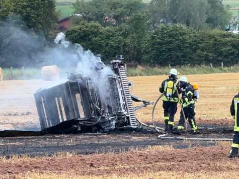 Nahe Erlinghausen stand am 9. August 2026 eine Ballenpresse in Vollbrand und setzte Teile eines Stoppelfeldes in Brand.