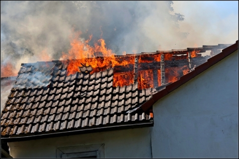 Beim Eintreffen der ersten Einsatzkräfte schlugen Flammen aus Dach und Fenstern. 