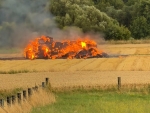 Rund 40 Einsatzkr&auml;fte waren bis gegen 2 Uhr bei dem Brand eines Strohhaufens in Edertal im Einsatz.