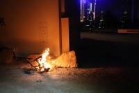 Eine Polizeistreife setzte zunächst einen Feuerlöscher ein, danach löschte die Feuerwehr die Flammen ab.