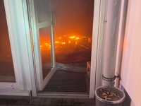 Bei Lackierungsarbeiten am Dach eines Ausstellungsraumes gerieten ein Kompressor und eine Lackierpistole in Brand, wobei ein 32-jähriger Mann schwere Verletzungen erlitt.