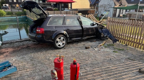 Ein Audi durchbrach eine Haltestelle und zwei Gärten – der Fahrer stand unter Alkohol- und Drogeneinfluss.