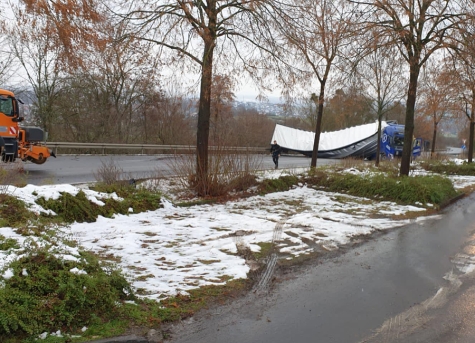 Ein Alleinunfall sorgte am 6. Dezember 2023 für eine Straßensperrung bei Bad Wildungen - es entstand Sachschaden in Höhe von rund 50.000 Euro.