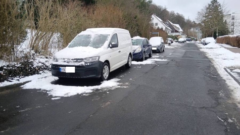 An der Ecke Homburger Allee und Fichtenstraße wurde im Zeitraum zwischen dem 1. und 4. Januar 2026 ein weißer VW Caddy an der linken Fahrzeugfront gerammt und durch einen unbekannten Verursacher erheblich beschädigt.
