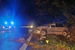 Schwer beschädigt kam der Wagen nach dem Überschlag wieder auf den Rädern zum Stehen. Der Fahrer wurde schwer verletzt. 