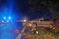 Schwer beschädigt kam der Wagen nach dem Überschlag wieder auf den Rädern zum Stehen. Der Fahrer wurde schwer verletzt. 