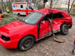 Im Audi wurden drei Menschen schwer verletzt. Ein Kind musste mit dem Rettungshubschrauber in eine Kasseler Klinik geflogen werden.