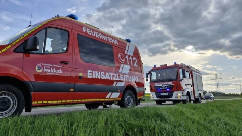 Der automatische Notruf eines beschädigten Smartphones alarmierte am 2. August 2026 mehrere Feuerwehren und den Rettungsdienst.