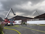 ei einer Alarmübung auf einem abgelegenen Hof übten mehrere Feuerwehren die Menschenrettung und Brandbekämpfung.