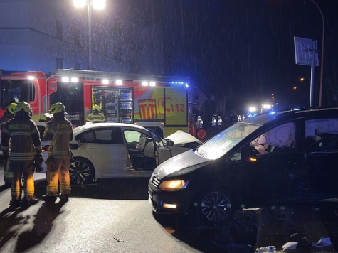Auf der Riemekestraße in Paderborn kollidierten am 9. August 2026 ein BMW und ein VW Sharan.