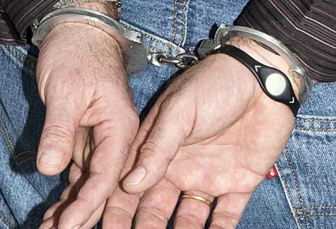 In Handschellen wurde ein polizeibekannter Täter in Wehlheiden abgeführt.