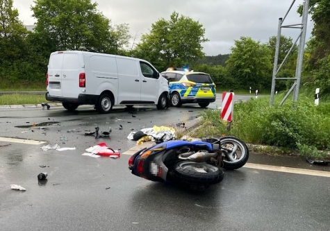 Der 56-jährige Zweiradfahrer wurde bei dem Unfall am 12. Mai 2026 schwer verletzt.