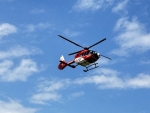 Rettungskräfte brachten den Jungen am 11. August 2025 per Hubschrauber in eine Spezialklinik; die Polizei sicherte den Einsatz.