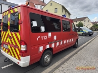 Unter Atemschutz wurde der Brand in der Wohnung bekämpft, ein Sicherheitstrupp stand bereit.