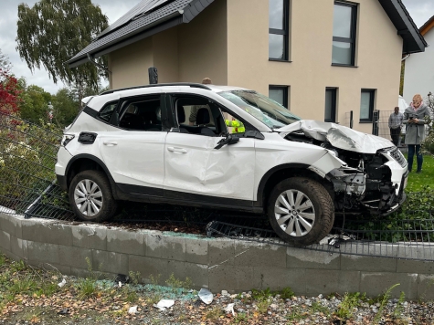 Am 21. Oktober 2025 ereignete sich in Hövelhof ein Alleinunfall mit einem Seat Arona.