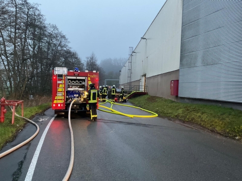 Ein Brand in einem Industriebetrieb hat am frühen Morgen des 16. April 2023 für einen Großeinsatz der Feuerwehr gesorgt.