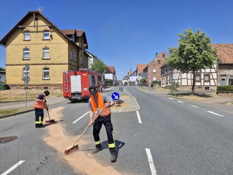 Im Kreuzungsbereich der Wildunger Straße und der Freienhagener Straße wurde am 28. Juni 2026 eine Ölspur beseitigt.