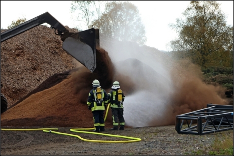 Im Freien wurden die glimmenden Hackschnitzel abgelöscht. 