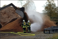 Im Freien wurden die glimmenden Hackschnitzel abgelöscht. 