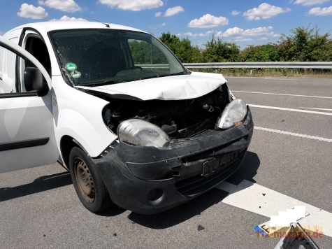 Ein Renault Kangoo fuhr am 15. Juli 2026 auf einen bislang unbekannten Lkw auf.